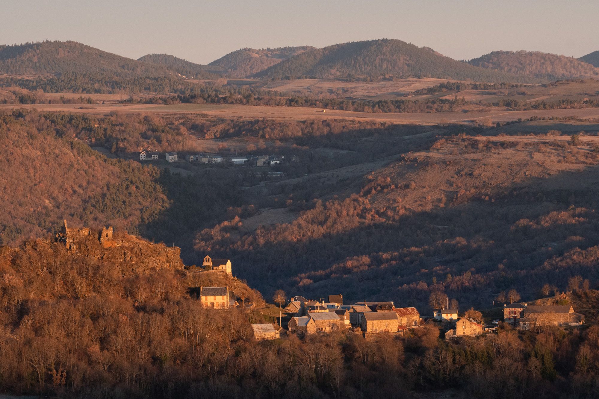 Lire la suite à propos de l’article Hameau de Creste I Puy de la Roche Courbière – Auvergne